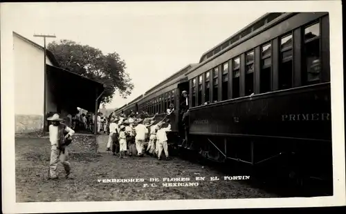 Foto Ak Mexiko, Straßenhändler auf einem Bahnhof, Eisenbahn