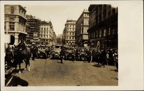 Foto Ak London City, Start einer Rally, Autos, berittene Polizisten