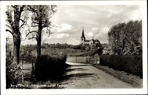 Ak Berg und Terblijt Limburg Niederlande, Wegepartie, Kirche