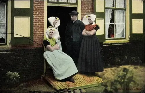 Ak Zuid Beveland Zeeland Niederlande, Frauen und Mann in niederländischen Volkstrachten