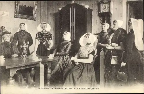 Ak Middelburg Zeeland Niederlande, Frauen und Männer in niederländischen Volkstrachten, Museum