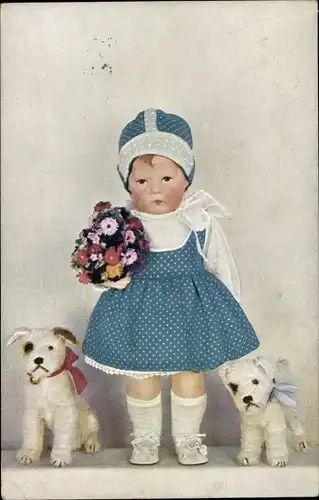 Ak Käthe Kruse Puppe in blauem Kleid mit Blumenstrauß, zwei Stoffhunde