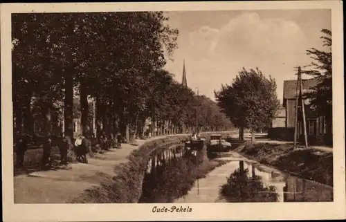Ak Oude Pekela Groningen Niederlande, Flusspartie, Straße, Passanten