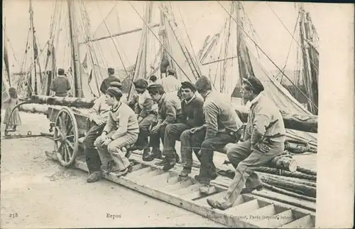 Ak Fischer bei der Pause, Fischerboote im Hafen