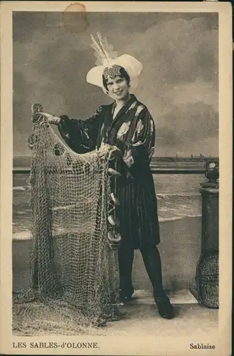 Ak LEs Sables d'Olonne, Frau in Tracht