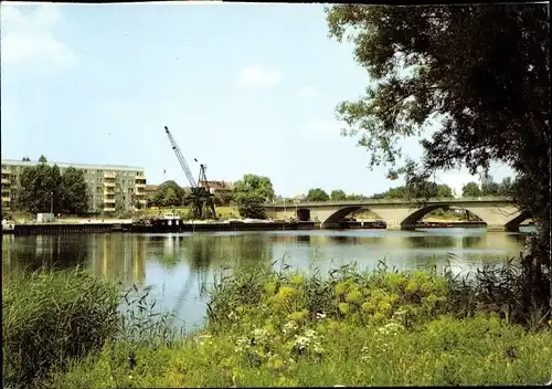 Ak Schwedt an der Oder, Brücke über den Kanal, Kran, Wohnblock