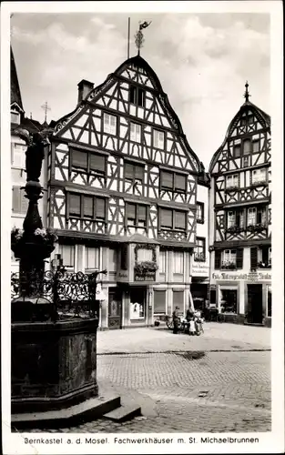 Ak Bernkastel Kues an der Mosel, Fachwerkhäuser, St. Michaelbrunnen