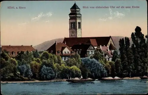 Ak Kehl am Rhein, Neue Kirche vom Straßburger Ufer gesehen, Boote