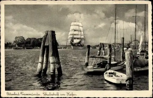 Ak Ostseebad Travemünde Lübeck, Schulschiff im Hafen, Segelboote