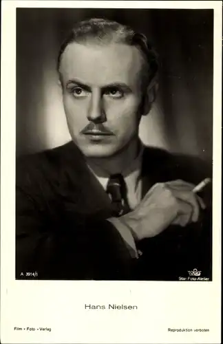 Ak Schauspieler Hans Nielsen, Portrait, Zigarette