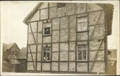 Foto Ak Oberspier Sondershausen im Kyffhäuserkreis Thüringen, Fachwerkhaus, Frauen am Fenster