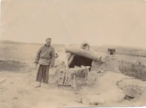 Foto China, Chinese neben seiner provisorischen Behausung