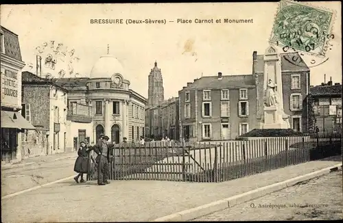 Ak Bressuire Deux Sèvres, Place Carnot et Monument