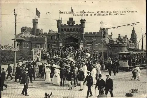 Ak Ostende Westflandern, Hippodrome Wellington, Sortie des Courses, tramway, scène vivante