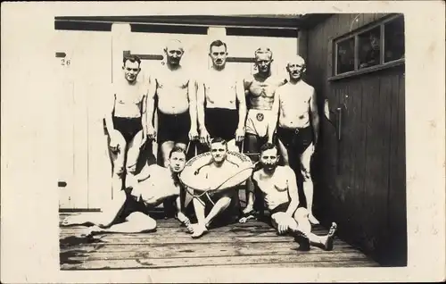 Foto Ak Männer in Badehosen, Gruppenaufnahme, Badeanstalt, 1926