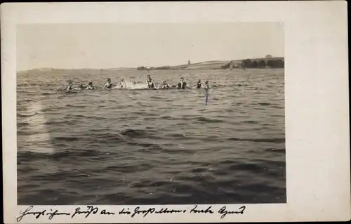 Foto Ak Hansestadt Greifswald, Personen im Wasser