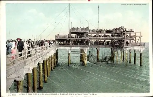 Ak Atlantic City New Jersey USA, Young's Million Dollar Pier, Heben der Netze