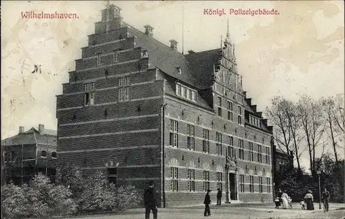 Ak Wilhelmshaven an der Nordsee, Königl. Polizeigebäude, Giebelhaus, Passanten