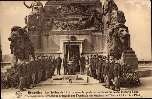 CPA Bruxelles Bruxelles, Les Soldats de 1914 montent la garde au tombeau du Soldat Inconnu Belge