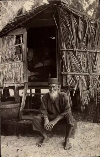 Foto Ak Malaysia, Mann vor einer Wohnhütte, Einheimischer