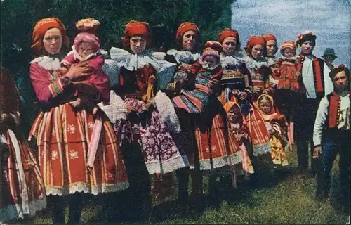 Ak Gruppenbild der Frauen in slowakischer Tracht, Kopftücher, Babys