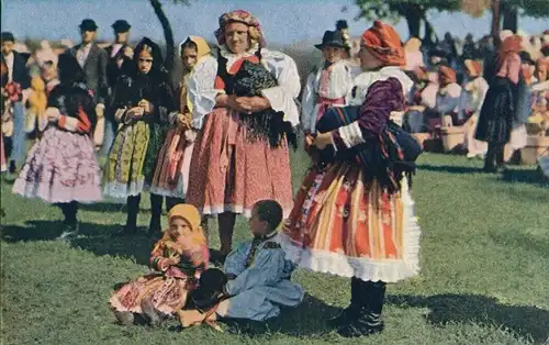 Ak Gruppenbild der Frauen in slowakischer Tracht, Kopftücher, Kinder