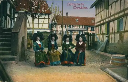 Ak Elsaß Lothringen, Elsässische Trachten, Frauen in einem Hof
