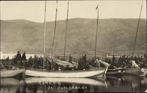 Foto Ak Copacabana Bolivien, Fischerboote am Ufer, Fahrgäste