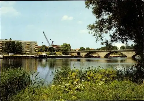 Ak Schwedt an der Oder, Brücke über den Kanal, Kran, Wohnblock