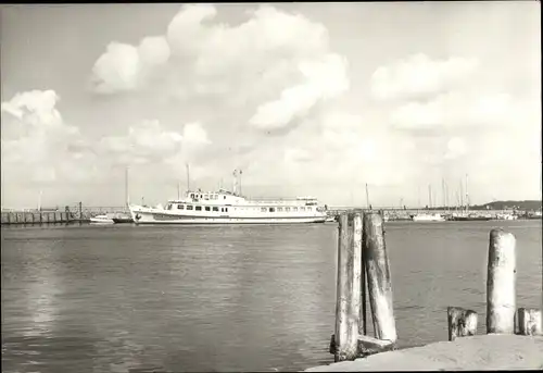 Ak Stralsund in Vorpommern, Hafen, Schiff