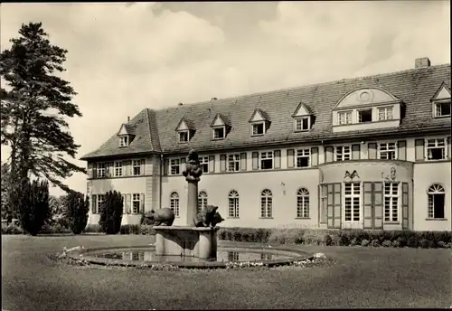 Ak Ostseebad Graal Müritz, Sanatorium Richard Assmann, Brunnen, Außenansicht