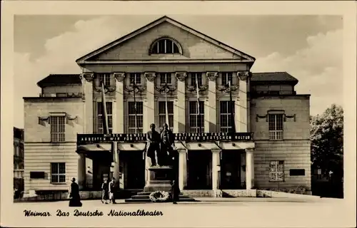 Ak Weimar in Thüringen, Das Deutsche Nationaltheater, Goethe-Schiller-Denkmal