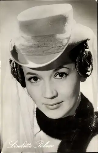 Ak Schauspielerin Liselotte Pulver, Portrait