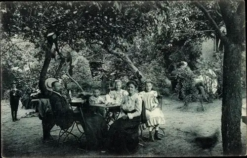 Künstler Ak Hamburg Wandsbek Wellingsbüttel, Gasthaus zur Linde, Familie im Garten