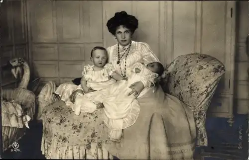 Ak Victoria Eugénie von Battenberg mit Kindern