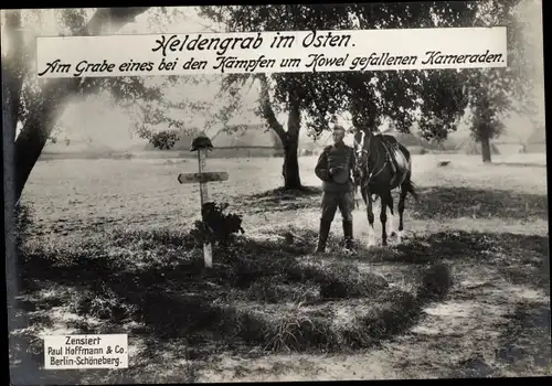 Ak Kowel Ukraine, Soldatengrab, deutscher Soldat mit Pferd, I WK