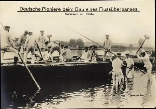 Ak Deutsche Pioniere beim Bau eines Flussüberganges, Einrammen der Pfähle, I WK