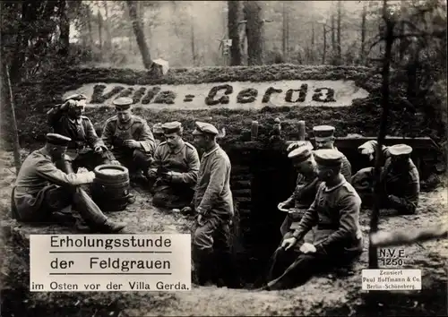 Foto Ak Erholungsstunde der Feldgrauen im Osten vor der Villa Gerda, Soldaten