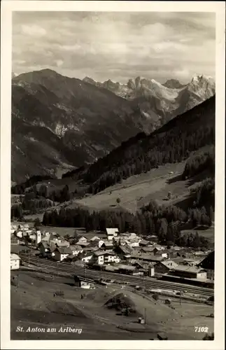 Ak Sankt Anton am Arlberg Tirol Österreich, Ort mit Umgebung