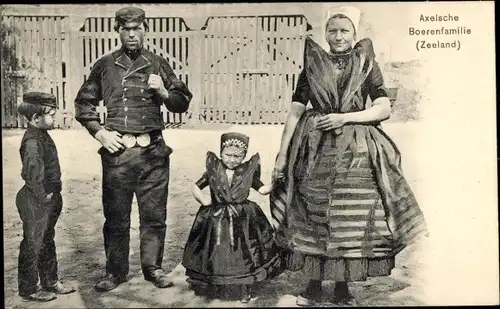 Ak Axel Zeeland Niederlande, Bauernfamilie in niederländischer Volkstracht