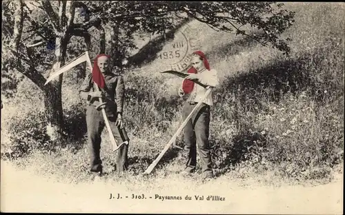 Ak Champéry Kt. Wallis, Paysannes, Zwei Bäuerinnen in Tracht mit Sensen