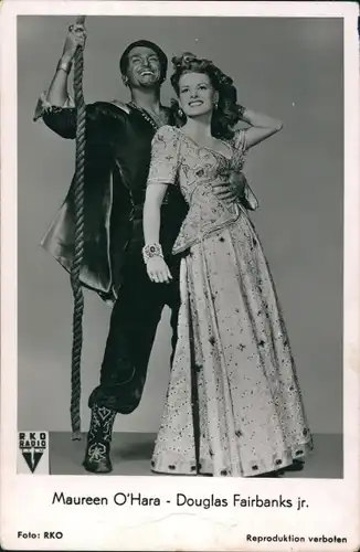 Ak Schauspielerin Maureen O'Hara, Schauspieler Douglas Fairbanks jr., Filmszene