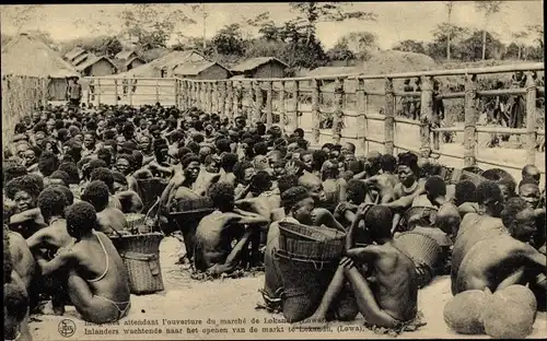 Ak Lokandu DR Kongo Zaire, Indigene Menschen warten auf die Marktöffnung