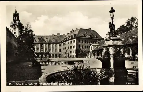 Ak Rudolstadt Thüringen, Schloss Heidecksburg, Schlosshof, Brunnen