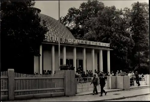 Ak Jena in Thüringen, Zeiss Planetarium, Passanten