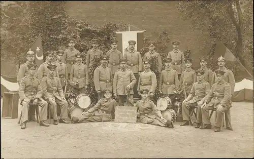 Foto Ak Deutsche Soldaten in Uniformen, Fahnen, I WK