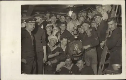 Foto Ak Deutsches Kriegsschiff, SMS Frankfurt, Seeleute, Besatzung