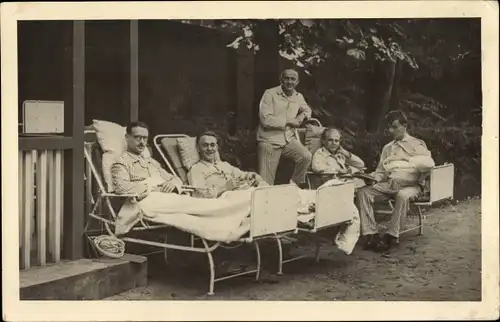 Foto Ak Szklarska Poręba Schreiberhau Riesengebirge Schlesien, Männer im Lazarett