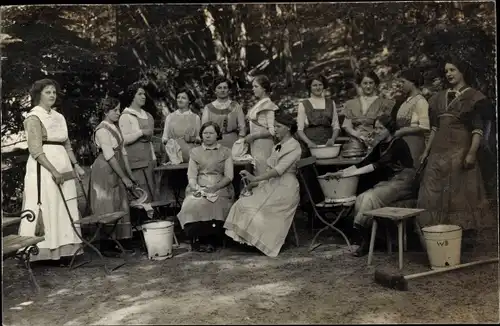 Foto Ak Polczyn Zdrój Bad Polzin Pommern, Frauen im Garten, Blecheimer