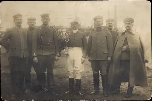 Foto Ak Berlin, Deutsche Soldaten in Uniformen, Jockey, Hindenburg-Pokal